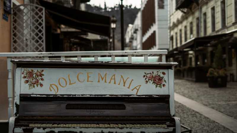 q w fit rb 4 0, tags: moving piano red carpet - unsplash