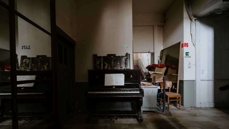 q w, tags: piano - unsplash